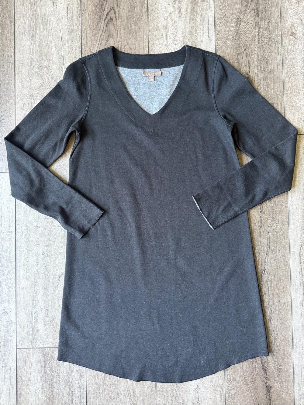 Lilla P- Classic Comfy Black Minimalist V-Neck Long Sleeve Tunic Dress